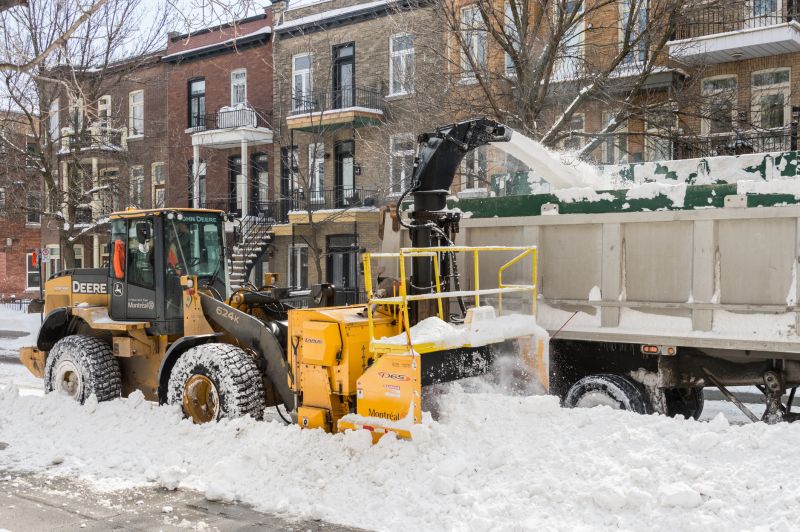 De-icing application on sidewalks